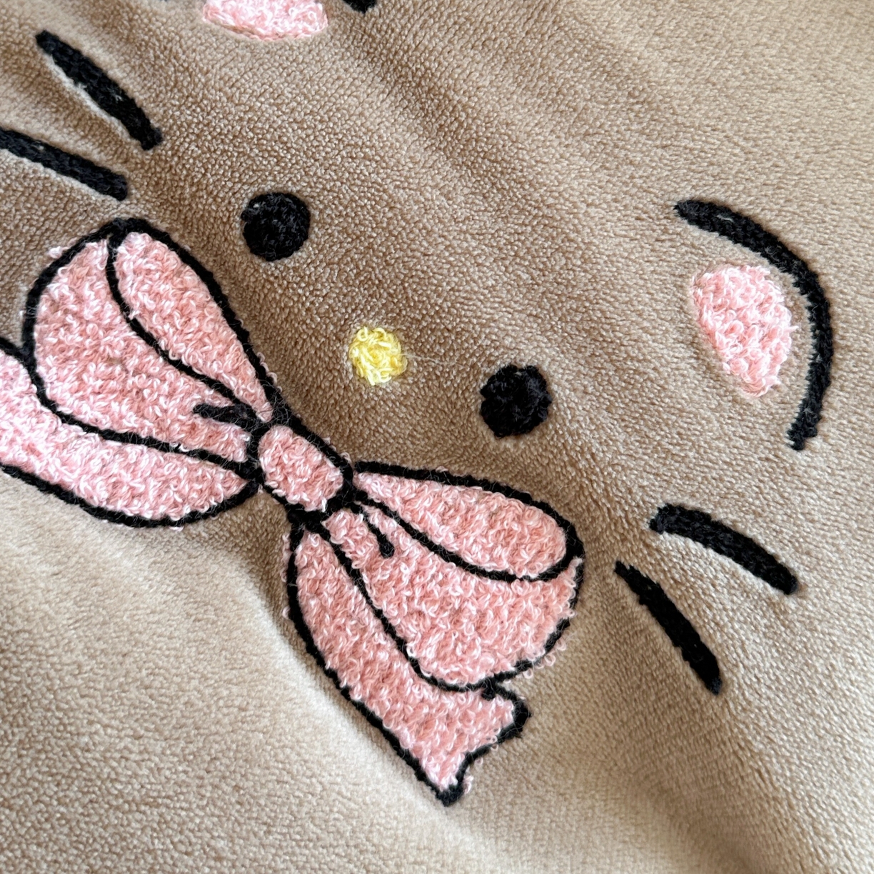 91家纺网 家纺一手货源 找家纺 眠屿家纺 2025新款加厚牛奶绒毛巾绣蝴蝶猫四件套 蝴蝶结猫咪-咖