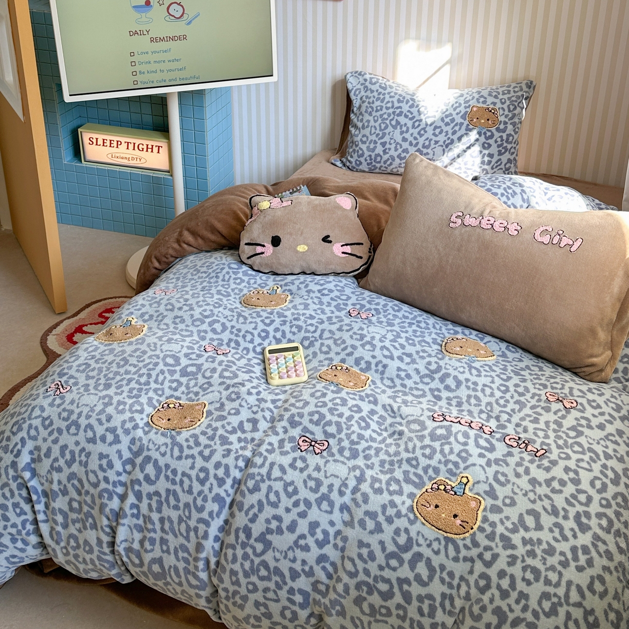 91家纺网 家纺一手货源 找家纺 眠屿家纺 2025新款加厚牛奶绒毛巾绣蝴蝶猫四件套 猫咪多多-蓝