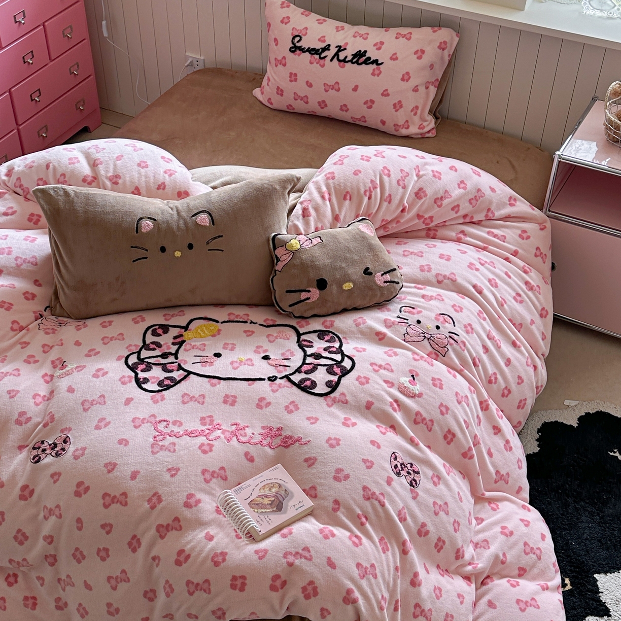 91家纺网 家纺一手货源 找家纺 眠屿家纺 2025新款加厚牛奶绒毛巾绣蝴蝶猫四件套 蝴蝶结猫咪-粉