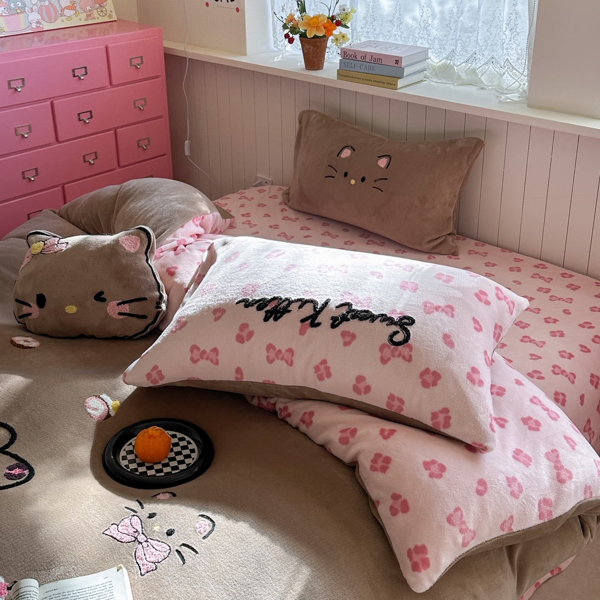 91家纺网 家纺一手货源 找家纺 眠屿家纺 2025新款加厚牛奶绒毛巾绣蝴蝶猫四件套 蝴蝶结猫咪-咖