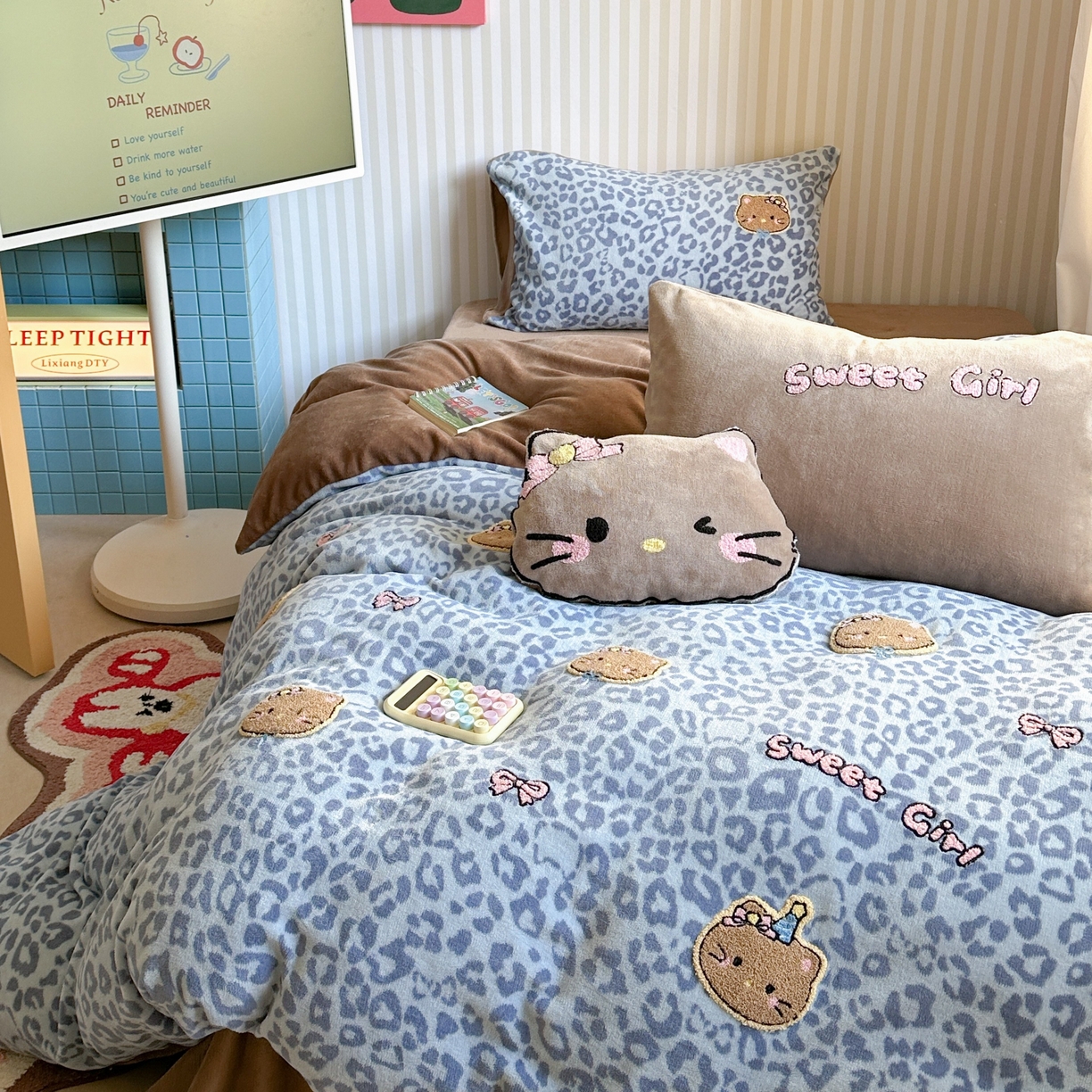 91家纺网 家纺一手货源 找家纺 眠屿家纺 2025新款加厚牛奶绒毛巾绣蝴蝶猫四件套 猫咪多多-蓝