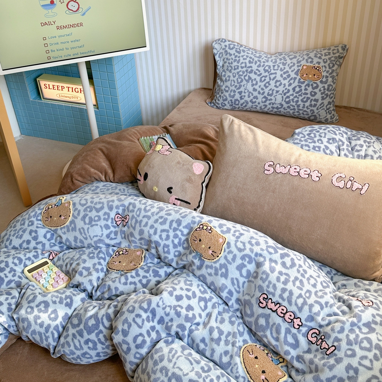 91家纺网 家纺一手货源 找家纺 眠屿家纺 2025新款加厚牛奶绒毛巾绣蝴蝶猫四件套 猫咪多多-蓝