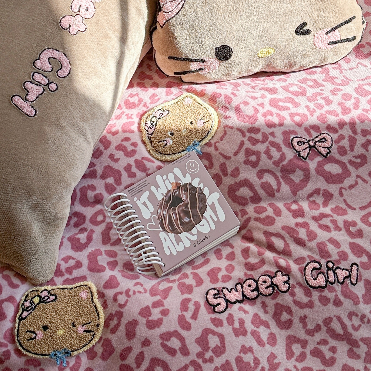 91家纺网 家纺一手货源 找家纺 眠屿家纺 2025新款加厚牛奶绒毛巾绣蝴蝶猫四件套 猫咪多多-粉