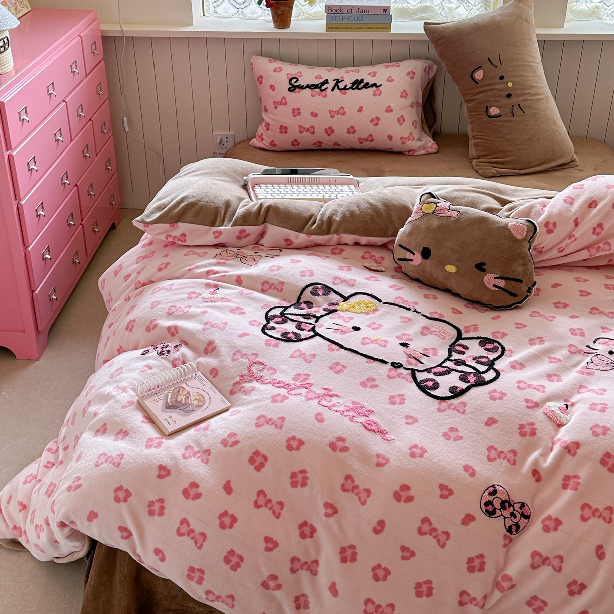 91家纺网 家纺一手货源 找家纺 眠屿家纺 2025新款加厚牛奶绒毛巾绣蝴蝶猫四件套 蝴蝶结猫咪-粉