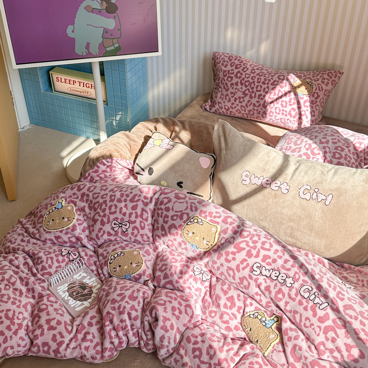 91家纺网 家纺一手货源 找家纺 眠屿家纺 2025新款加厚牛奶绒毛巾绣蝴蝶猫四件套 猫咪多多-粉