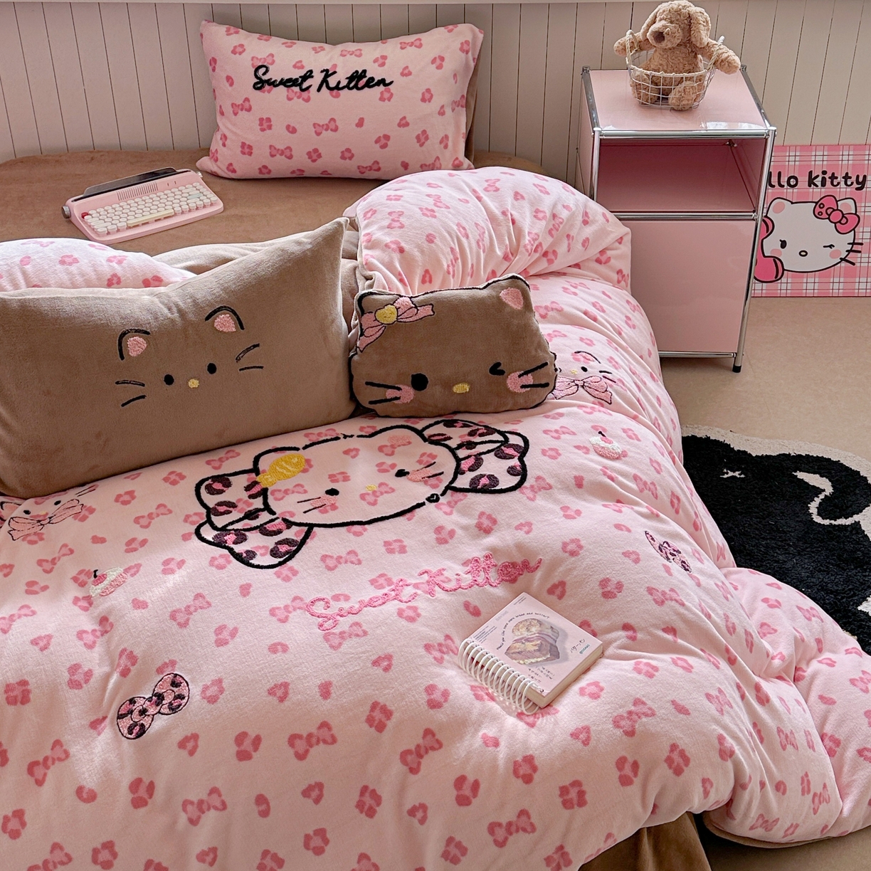 91家纺网 家纺一手货源 找家纺 眠屿家纺 2025新款加厚牛奶绒毛巾绣蝴蝶猫四件套 蝴蝶结猫咪-粉