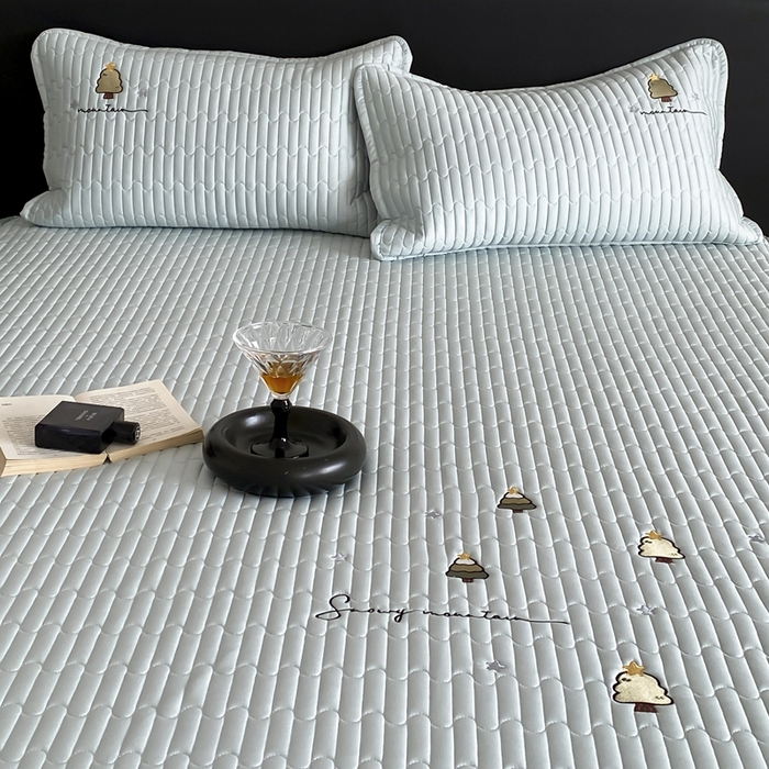 91家纺网 家纺一手货源 找家纺 （总）咏绒家纺工厂店 2025新品50S双股全棉长绒棉刺绣绗缝夹棉床笠床垫保护罩三件套