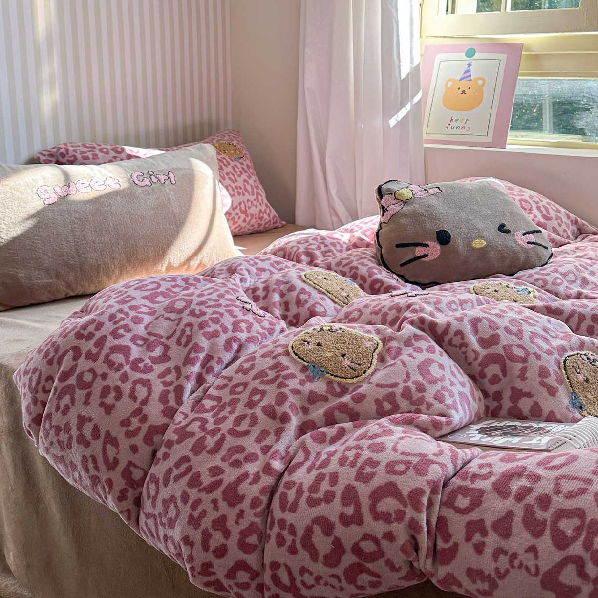 91家纺网 家纺一手货源 找家纺 眠屿家纺 2025新款加厚牛奶绒毛巾绣蝴蝶猫四件套 猫咪多多-粉