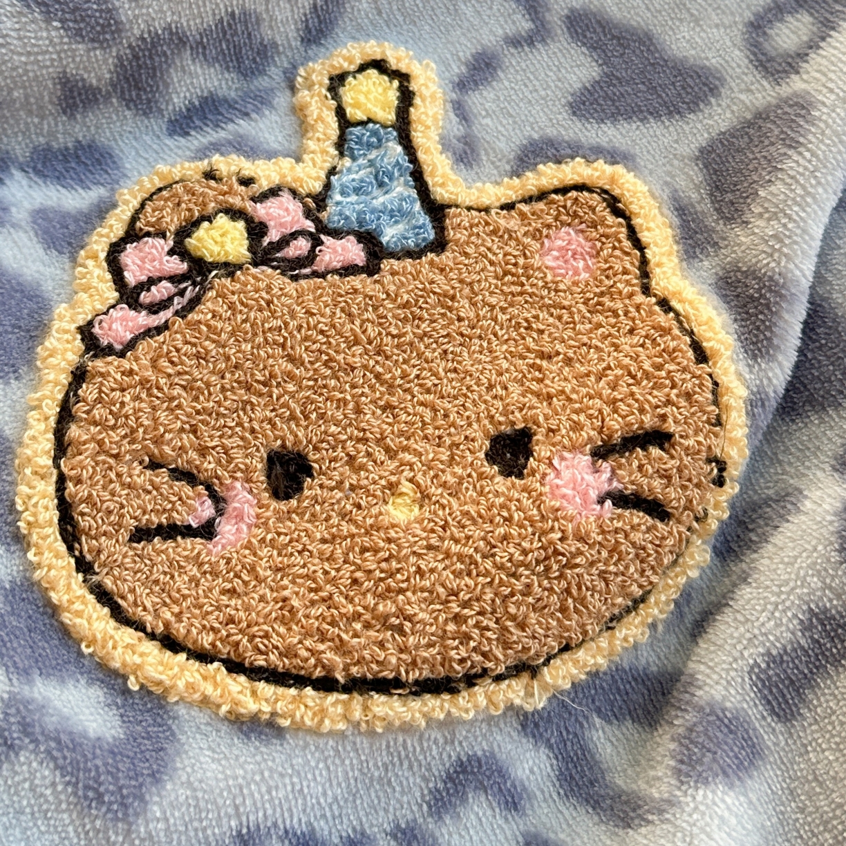 91家纺网 家纺一手货源 找家纺 眠屿家纺 2025新款加厚牛奶绒毛巾绣蝴蝶猫四件套 猫咪多多-蓝