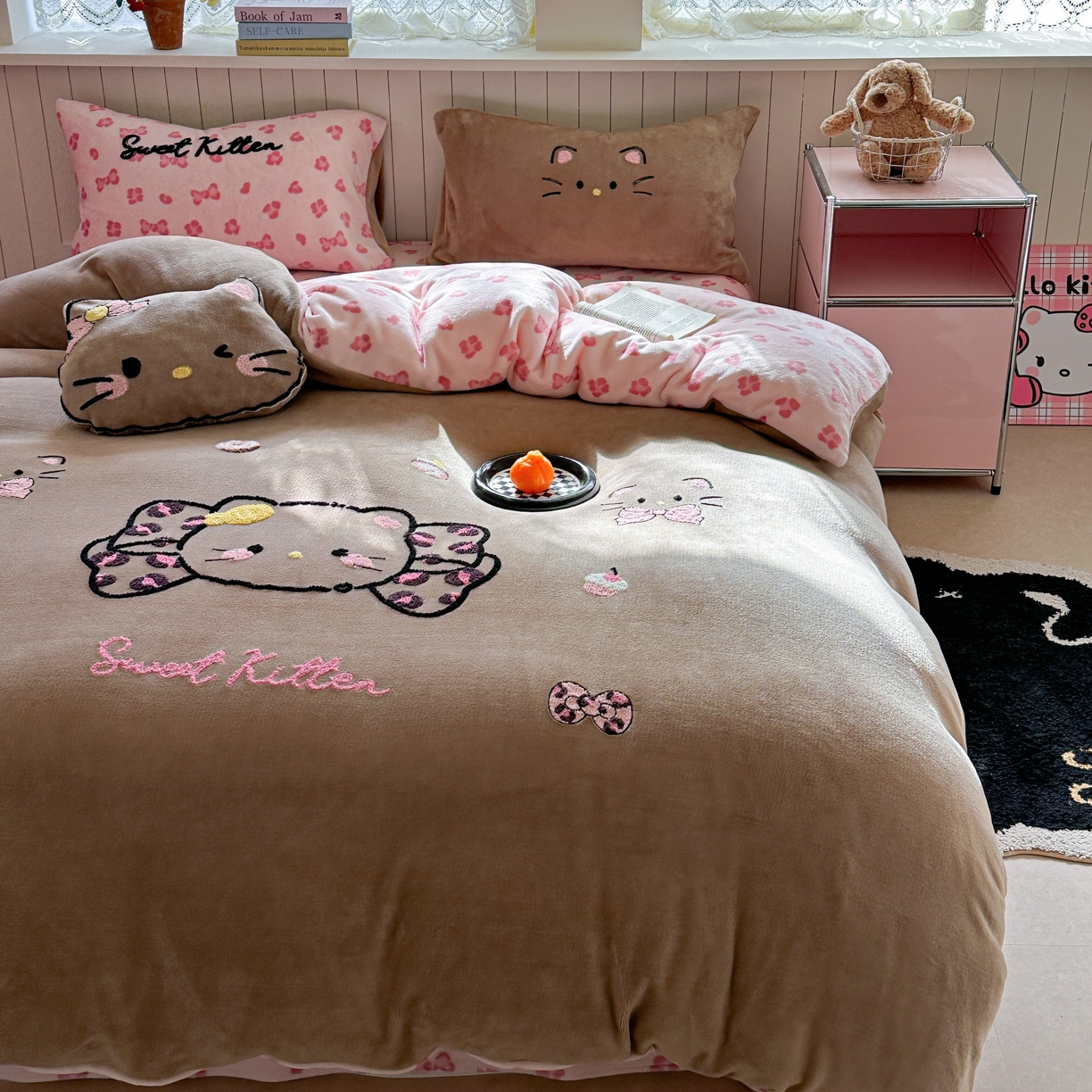 91家纺网 家纺一手货源 找家纺 眠屿家纺 2025新款加厚牛奶绒毛巾绣蝴蝶猫四件套 蝴蝶结猫咪-咖