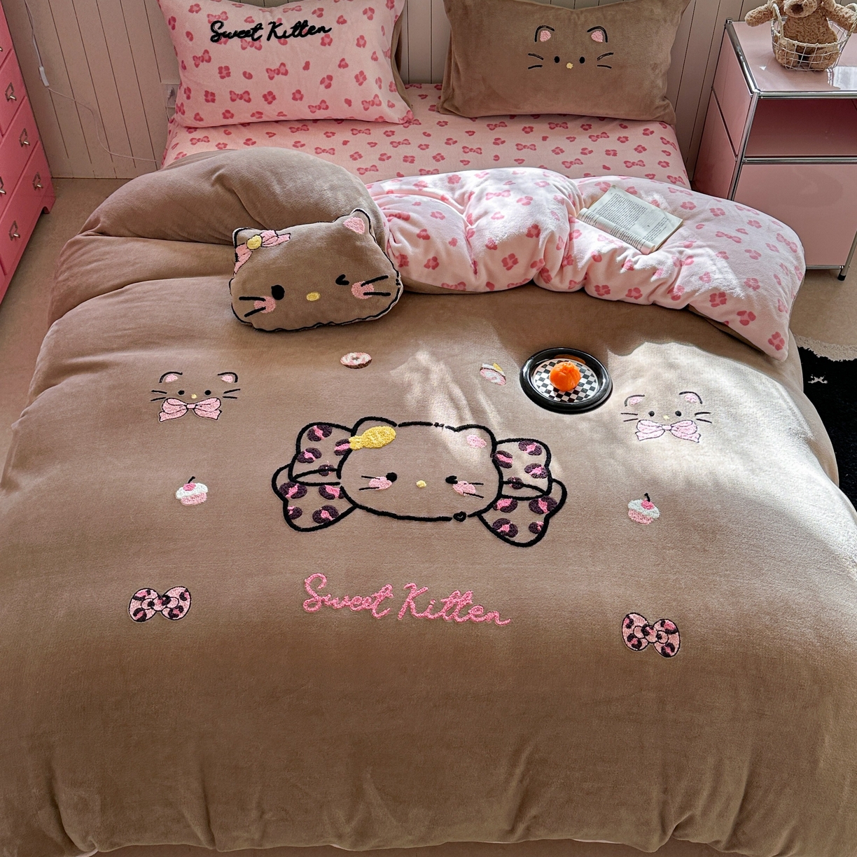 91家纺网 家纺一手货源 找家纺 眠屿家纺 2025新款加厚牛奶绒毛巾绣蝴蝶猫四件套 蝴蝶结猫咪-咖