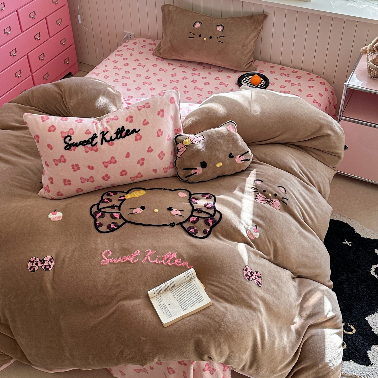 91家纺网 家纺一手货源 找家纺 眠屿家纺 2025新款加厚牛奶绒毛巾绣蝴蝶猫四件套 蝴蝶结猫咪-咖