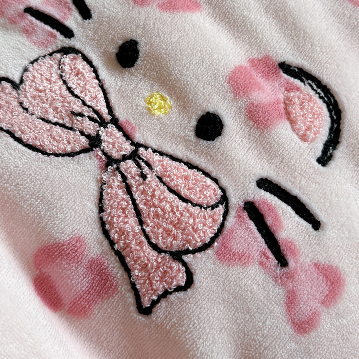 91家纺网 家纺一手货源 找家纺 眠屿家纺 2025新款加厚牛奶绒毛巾绣蝴蝶猫四件套 蝴蝶结猫咪-粉