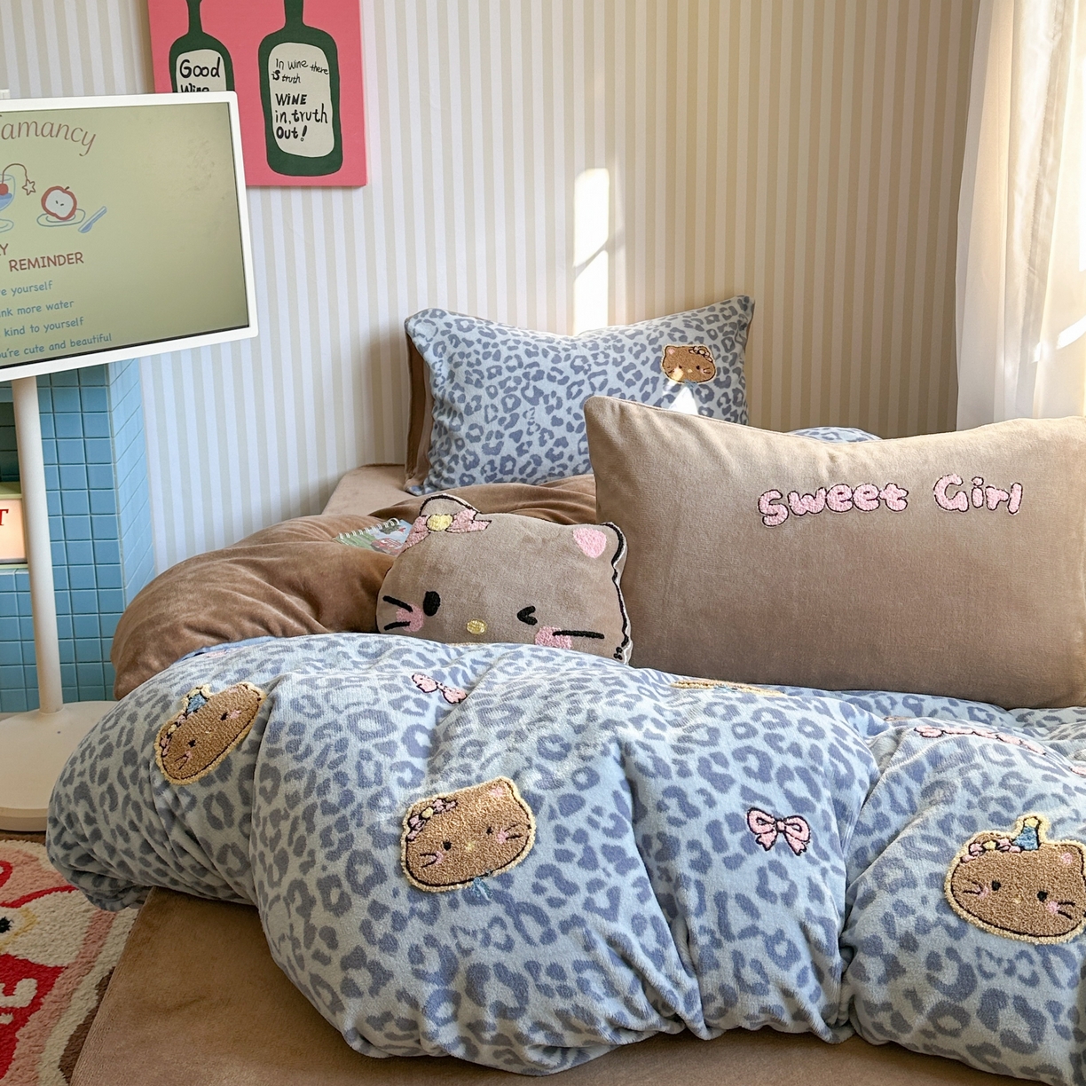 91家纺网 家纺一手货源 找家纺 眠屿家纺 2025新款加厚牛奶绒毛巾绣蝴蝶猫四件套 猫咪多多-蓝