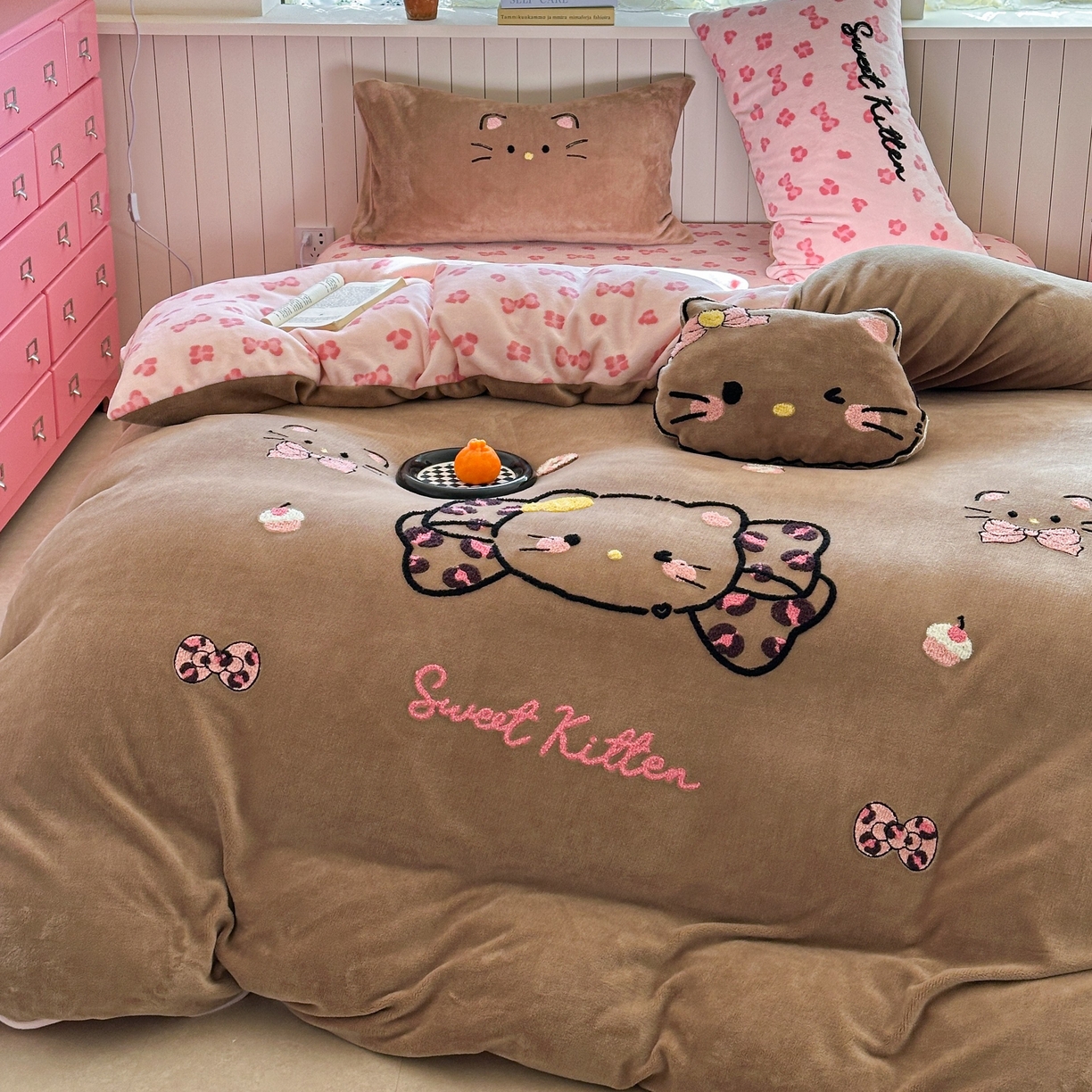 91家纺网 家纺一手货源 找家纺 眠屿家纺 2025新款加厚牛奶绒毛巾绣蝴蝶猫四件套 蝴蝶结猫咪-咖