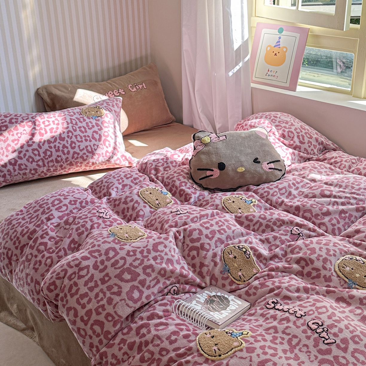 91家纺网 家纺一手货源 找家纺 眠屿家纺 2025新款加厚牛奶绒毛巾绣蝴蝶猫四件套 猫咪多多-粉