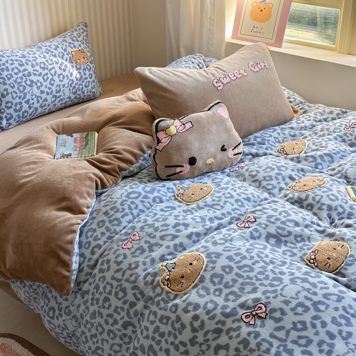 91家纺网 家纺一手货源 找家纺 眠屿家纺 2025新款加厚牛奶绒毛巾绣蝴蝶猫四件套 猫咪多多-蓝