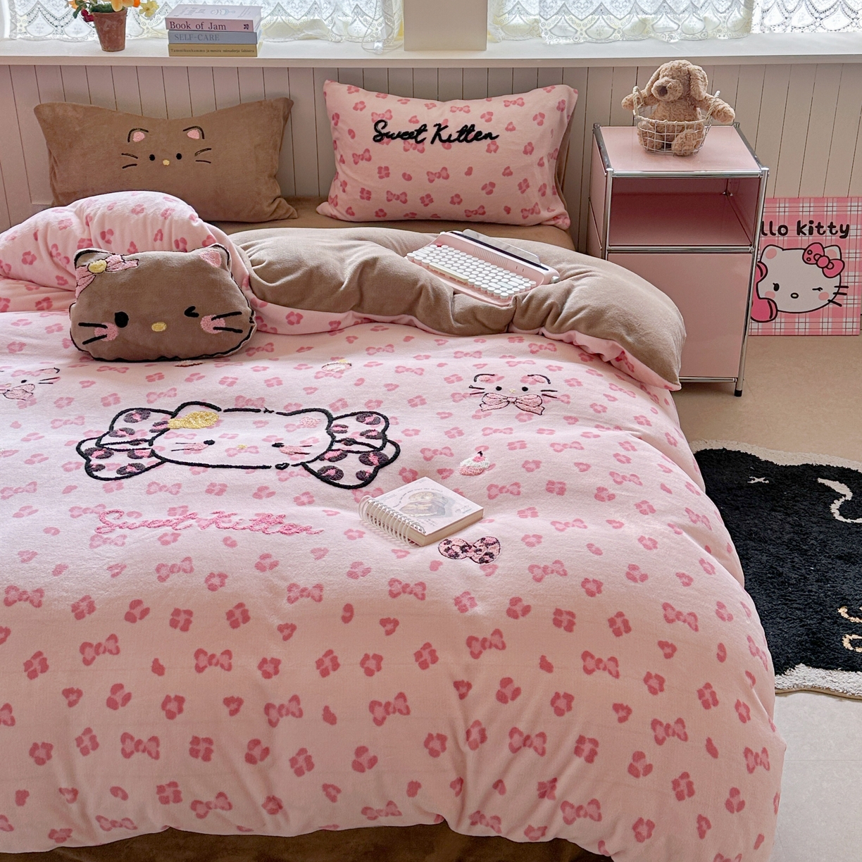 91家纺网 家纺一手货源 找家纺 眠屿家纺 2025新款加厚牛奶绒毛巾绣蝴蝶猫四件套 蝴蝶结猫咪-粉