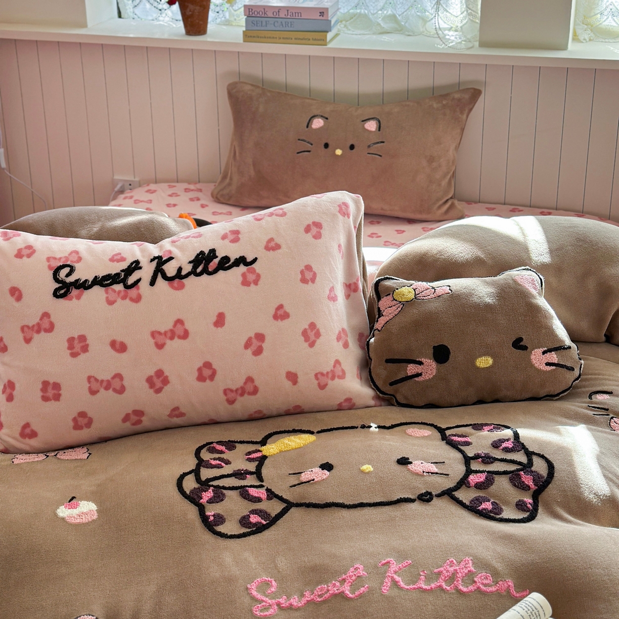 91家纺网 家纺一手货源 找家纺 眠屿家纺 2025新款加厚牛奶绒毛巾绣蝴蝶猫四件套 蝴蝶结猫咪-咖