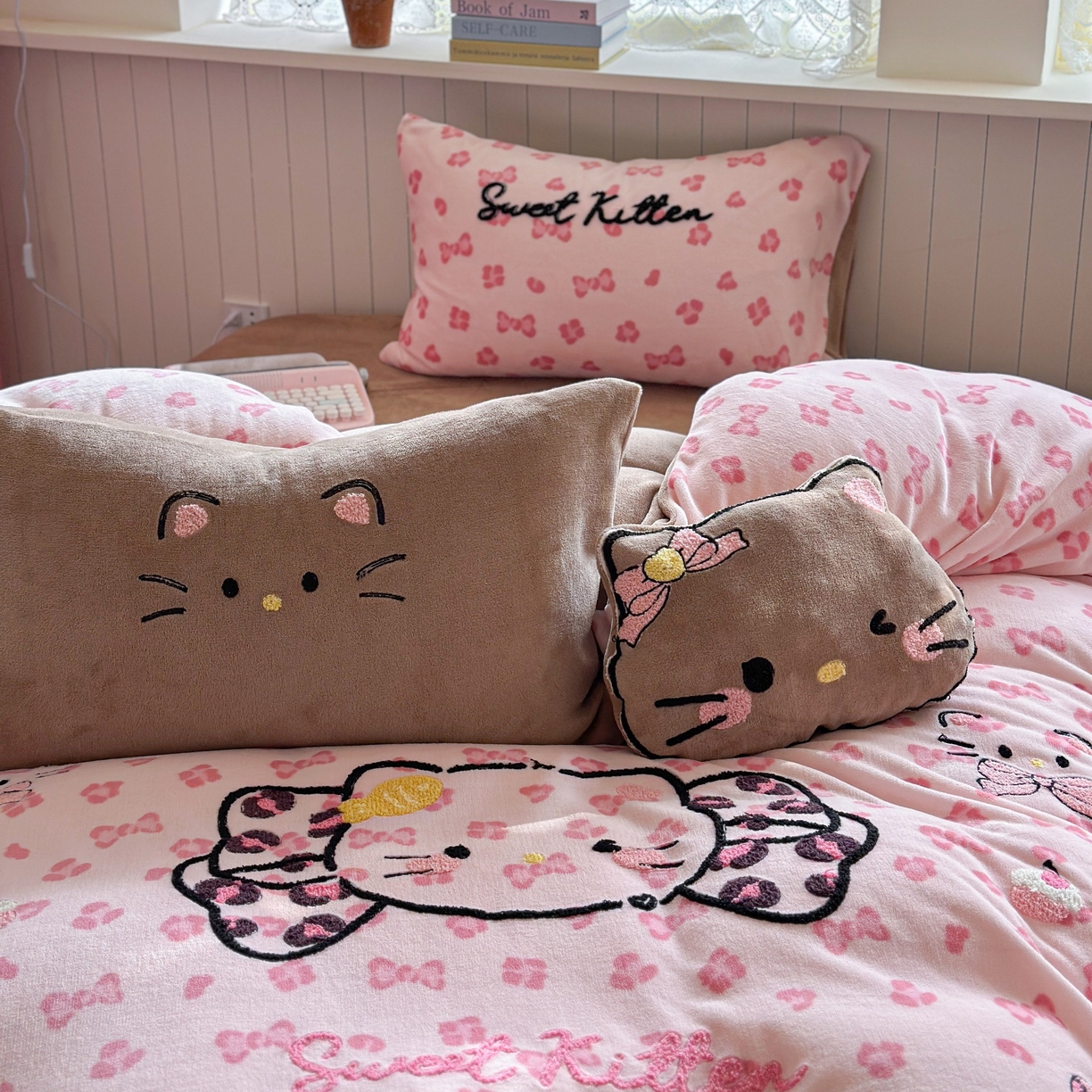 91家纺网 家纺一手货源 找家纺 眠屿家纺 2025新款加厚牛奶绒毛巾绣蝴蝶猫四件套 蝴蝶结猫咪-粉