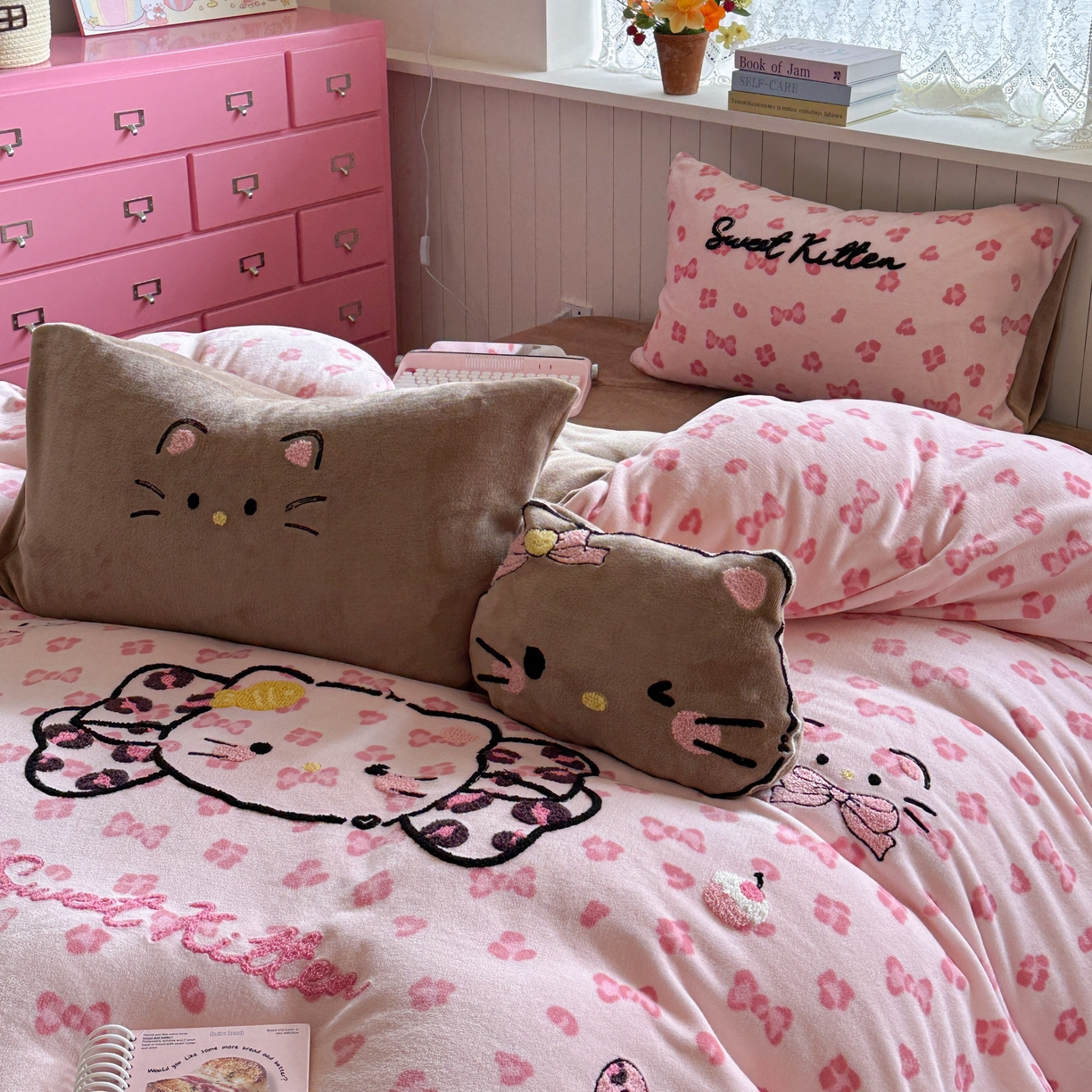 91家纺网 家纺一手货源 找家纺 眠屿家纺 2025新款加厚牛奶绒毛巾绣蝴蝶猫四件套 蝴蝶结猫咪-粉