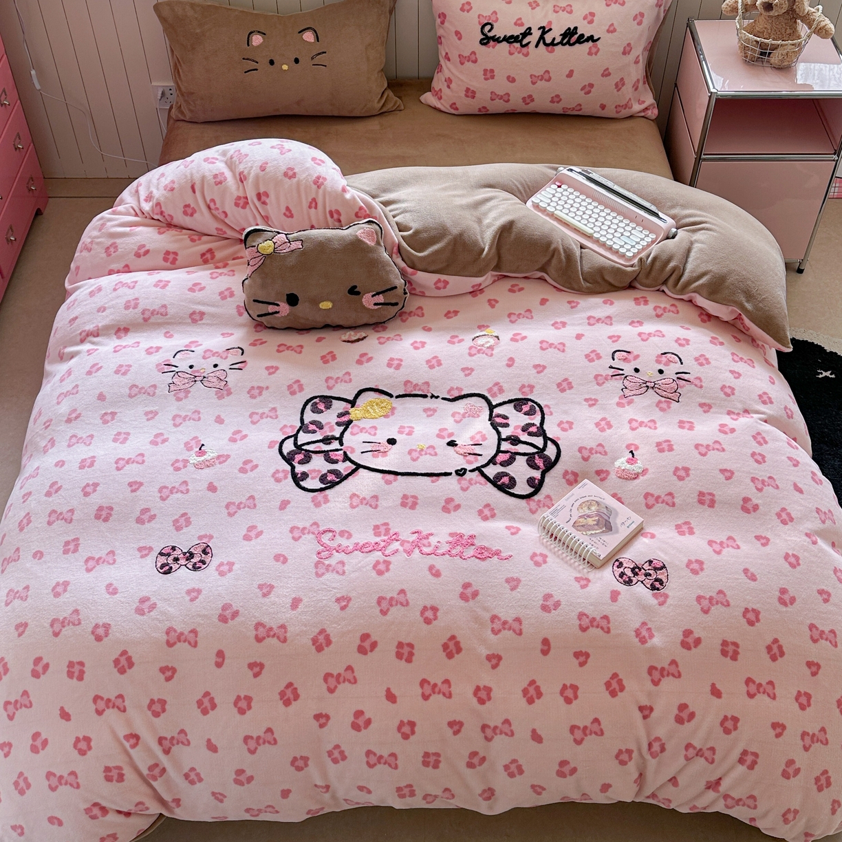 91家纺网 家纺一手货源 找家纺 眠屿家纺 2025新款加厚牛奶绒毛巾绣蝴蝶猫四件套 蝴蝶结猫咪-粉