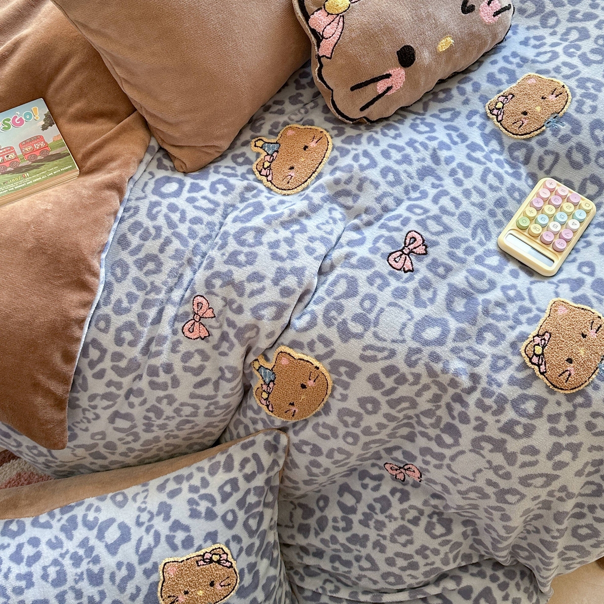 91家纺网 家纺一手货源 找家纺 眠屿家纺 2025新款加厚牛奶绒毛巾绣蝴蝶猫四件套 猫咪多多-蓝