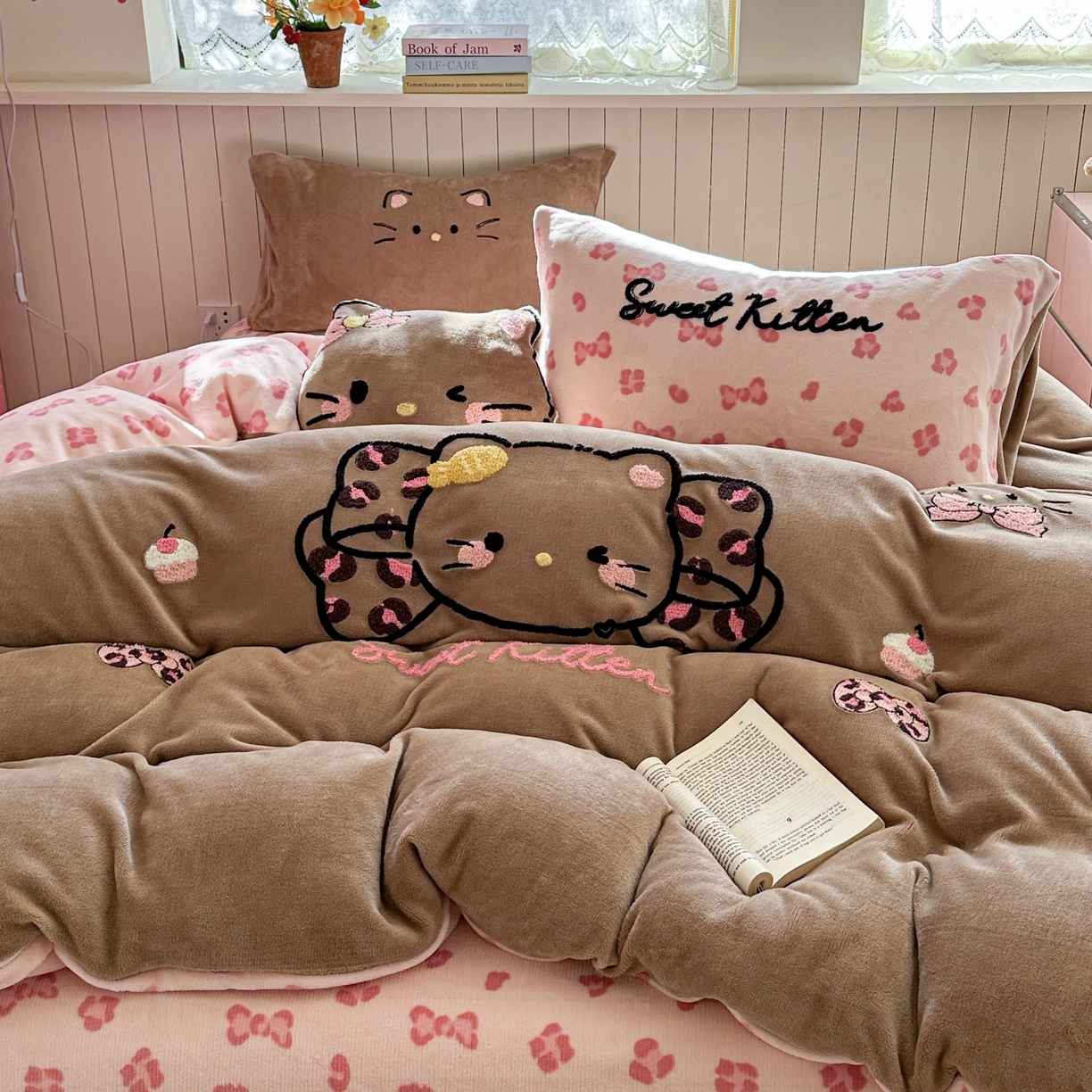 91家纺网 家纺一手货源 找家纺 眠屿家纺 2025新款加厚牛奶绒毛巾绣蝴蝶猫四件套 蝴蝶结猫咪-咖