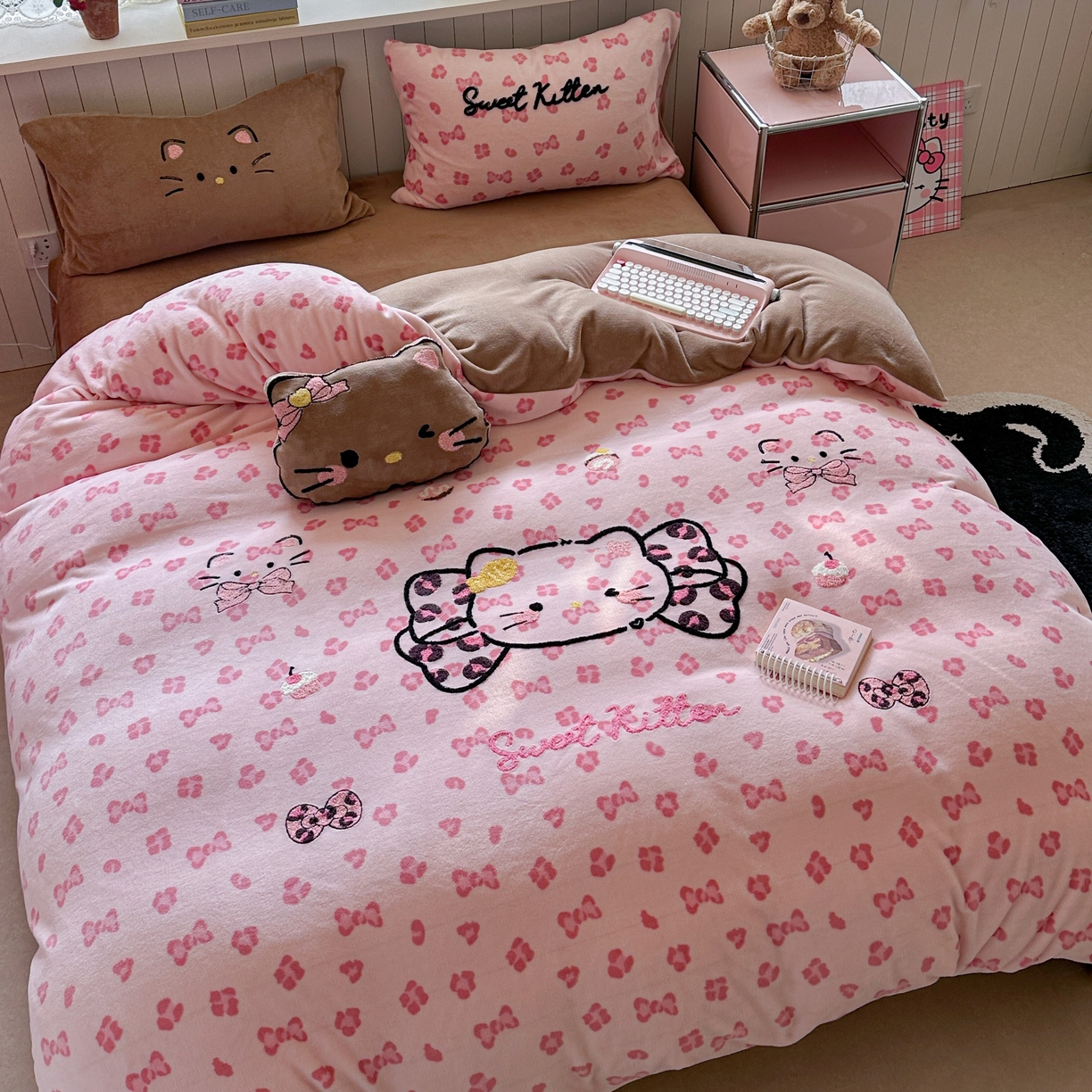 91家纺网 家纺一手货源 找家纺 眠屿家纺 2025新款加厚牛奶绒毛巾绣蝴蝶猫四件套 蝴蝶结猫咪-粉