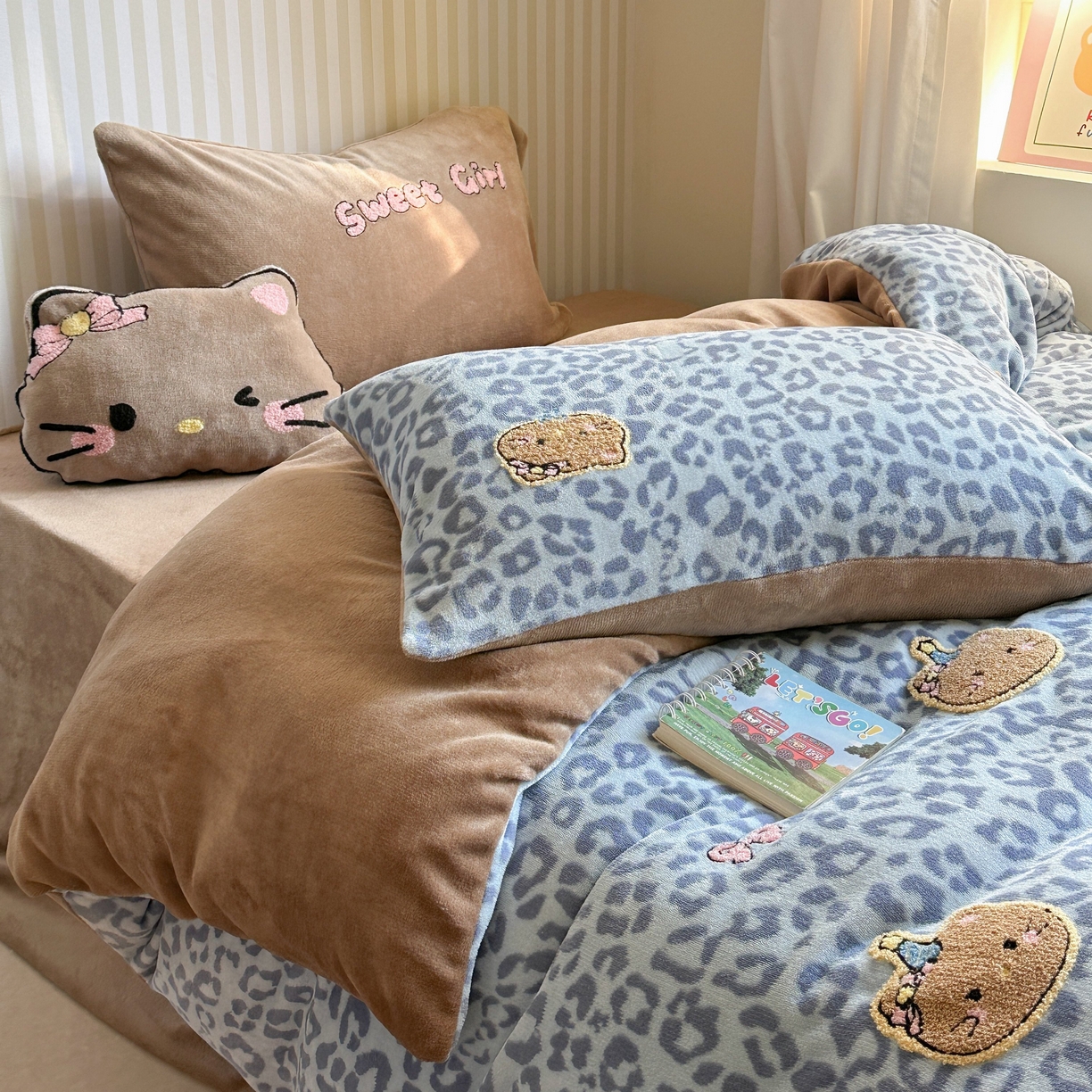 91家纺网 家纺一手货源 找家纺 眠屿家纺 2025新款加厚牛奶绒毛巾绣蝴蝶猫四件套 猫咪多多-蓝