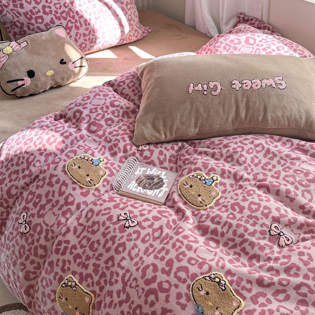 91家纺网 家纺一手货源 找家纺 眠屿家纺 2025新款加厚牛奶绒毛巾绣蝴蝶猫四件套 猫咪多多-粉