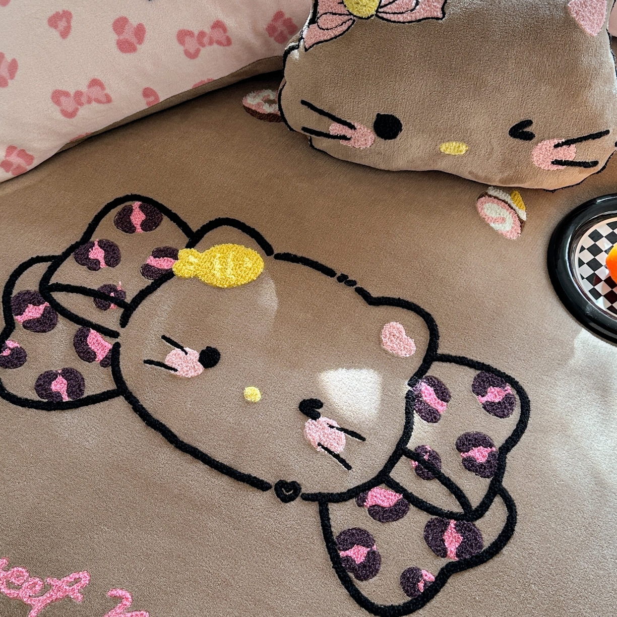 91家纺网 家纺一手货源 找家纺 眠屿家纺 2025新款加厚牛奶绒毛巾绣蝴蝶猫四件套 蝴蝶结猫咪-咖