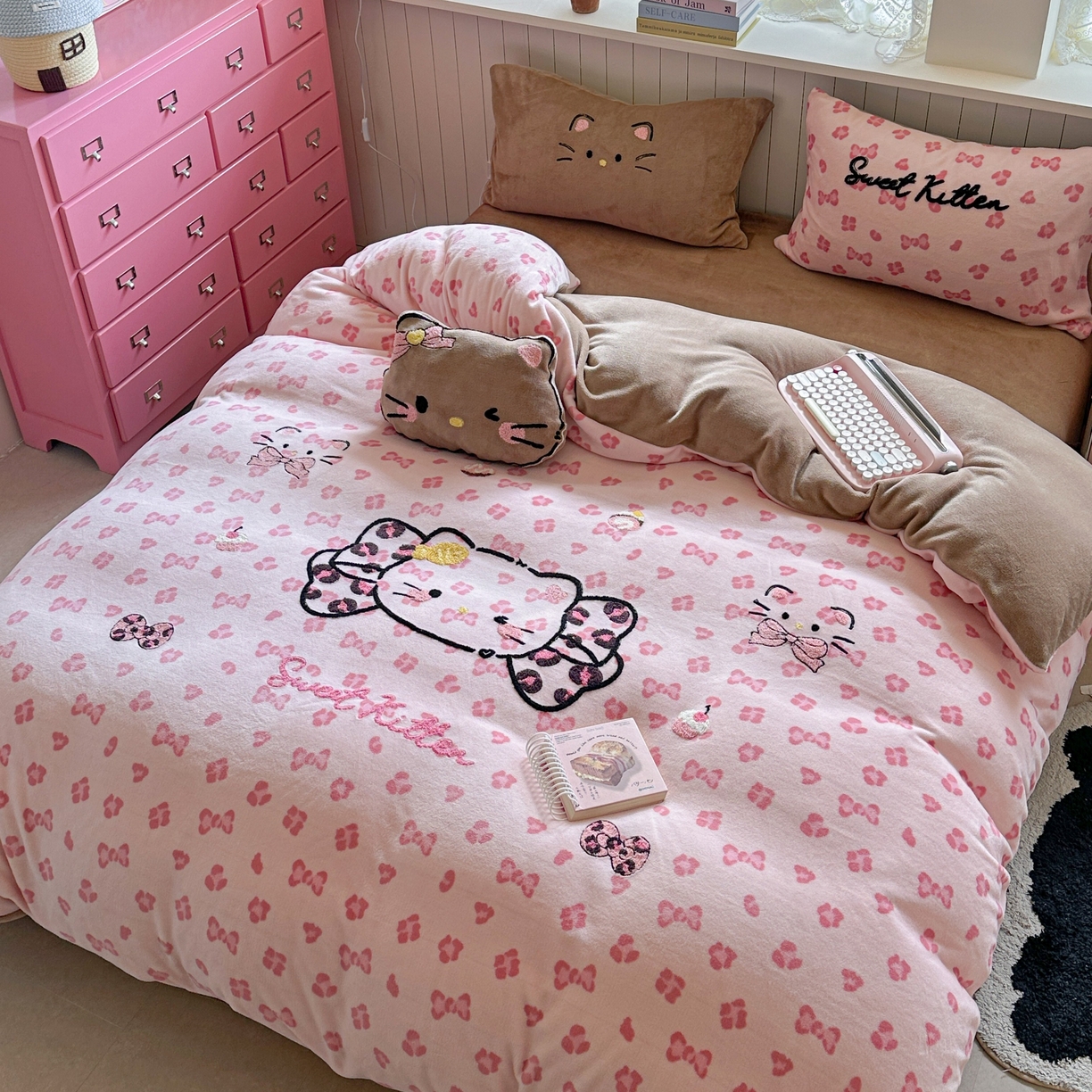 91家纺网 家纺一手货源 找家纺 眠屿家纺 2025新款加厚牛奶绒毛巾绣蝴蝶猫四件套 蝴蝶结猫咪-粉