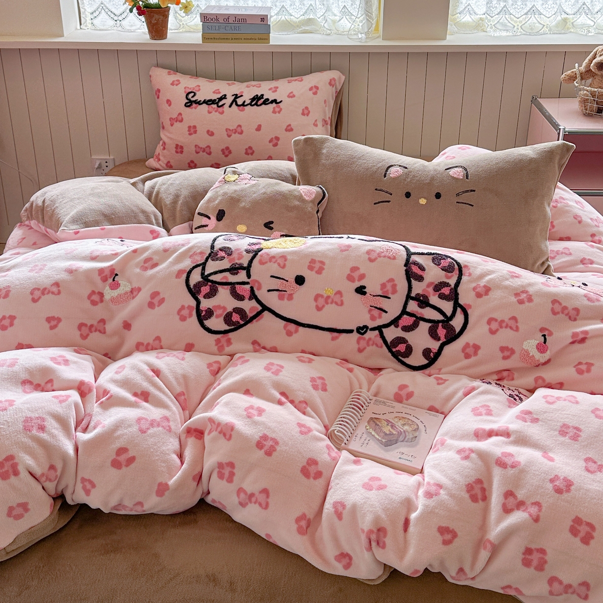 91家纺网 家纺一手货源 找家纺 眠屿家纺 2025新款加厚牛奶绒毛巾绣蝴蝶猫四件套 蝴蝶结猫咪-粉