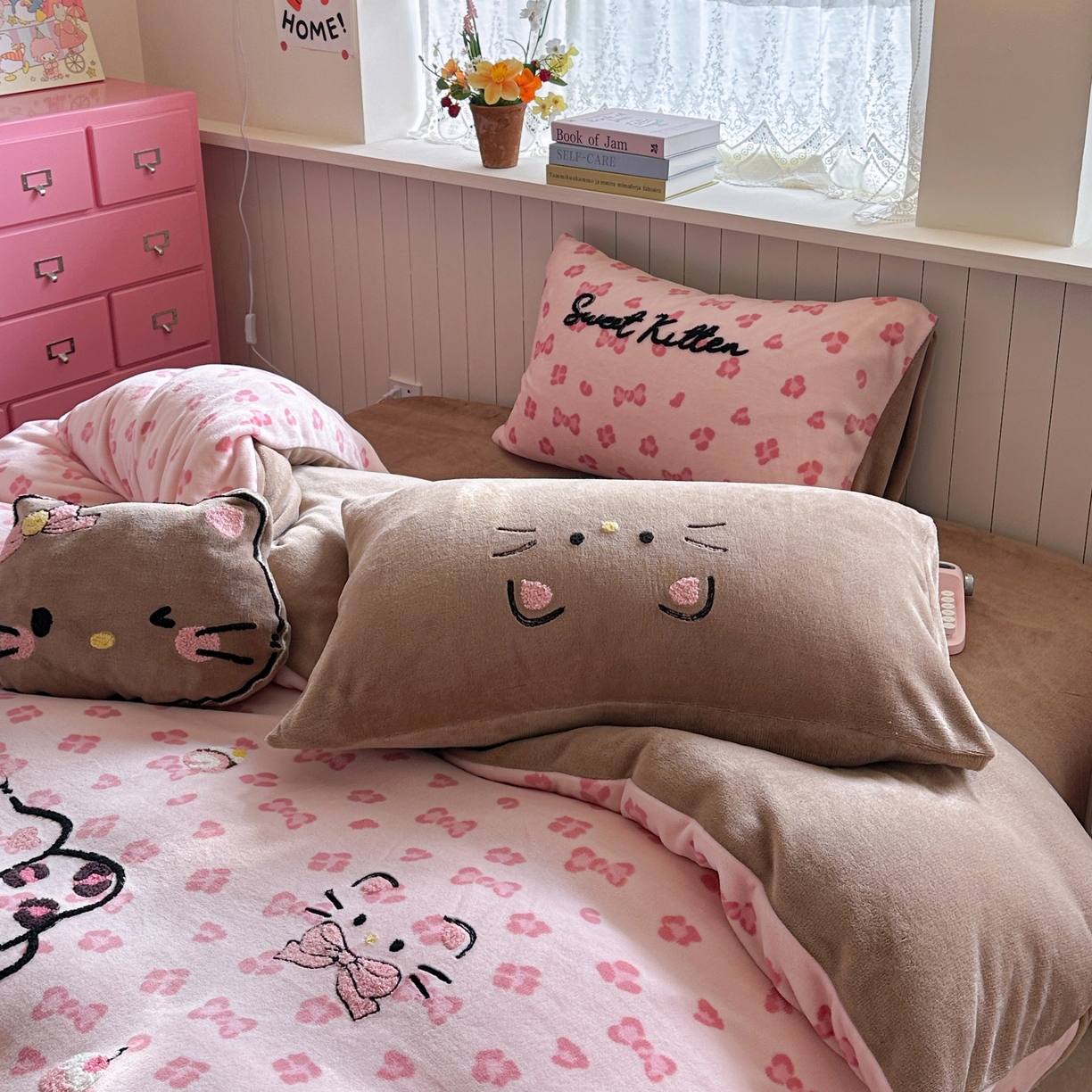 91家纺网 家纺一手货源 找家纺 眠屿家纺 2025新款加厚牛奶绒毛巾绣蝴蝶猫四件套 蝴蝶结猫咪-粉