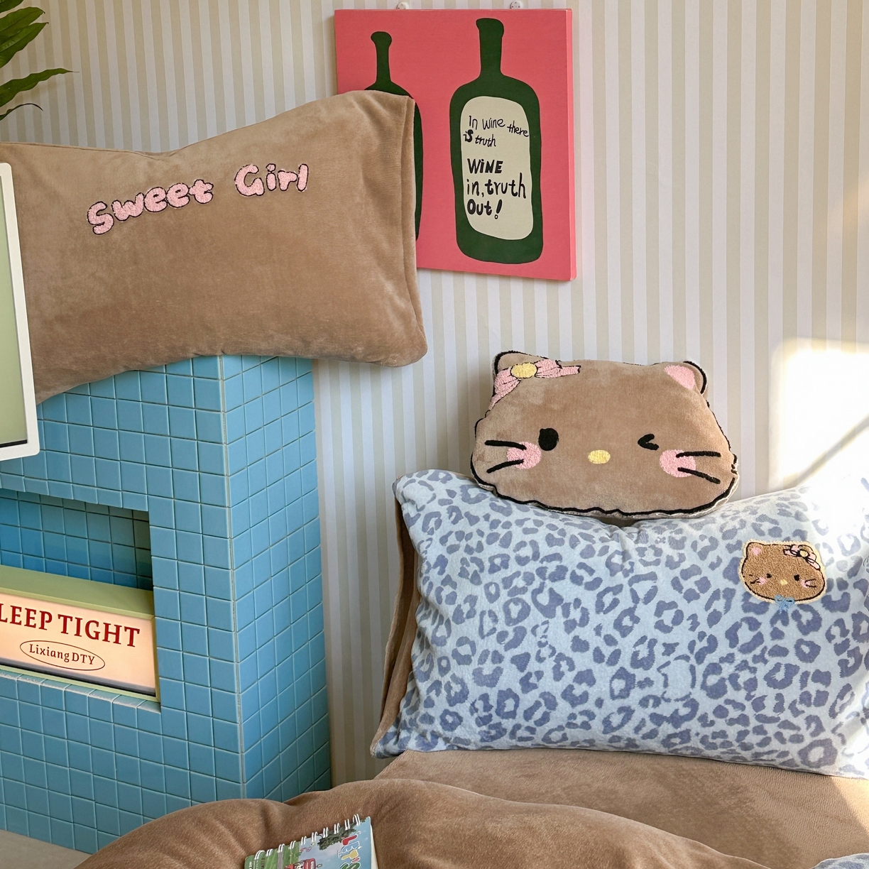 91家纺网 家纺一手货源 找家纺 眠屿家纺 2025新款加厚牛奶绒毛巾绣蝴蝶猫四件套 猫咪多多-蓝