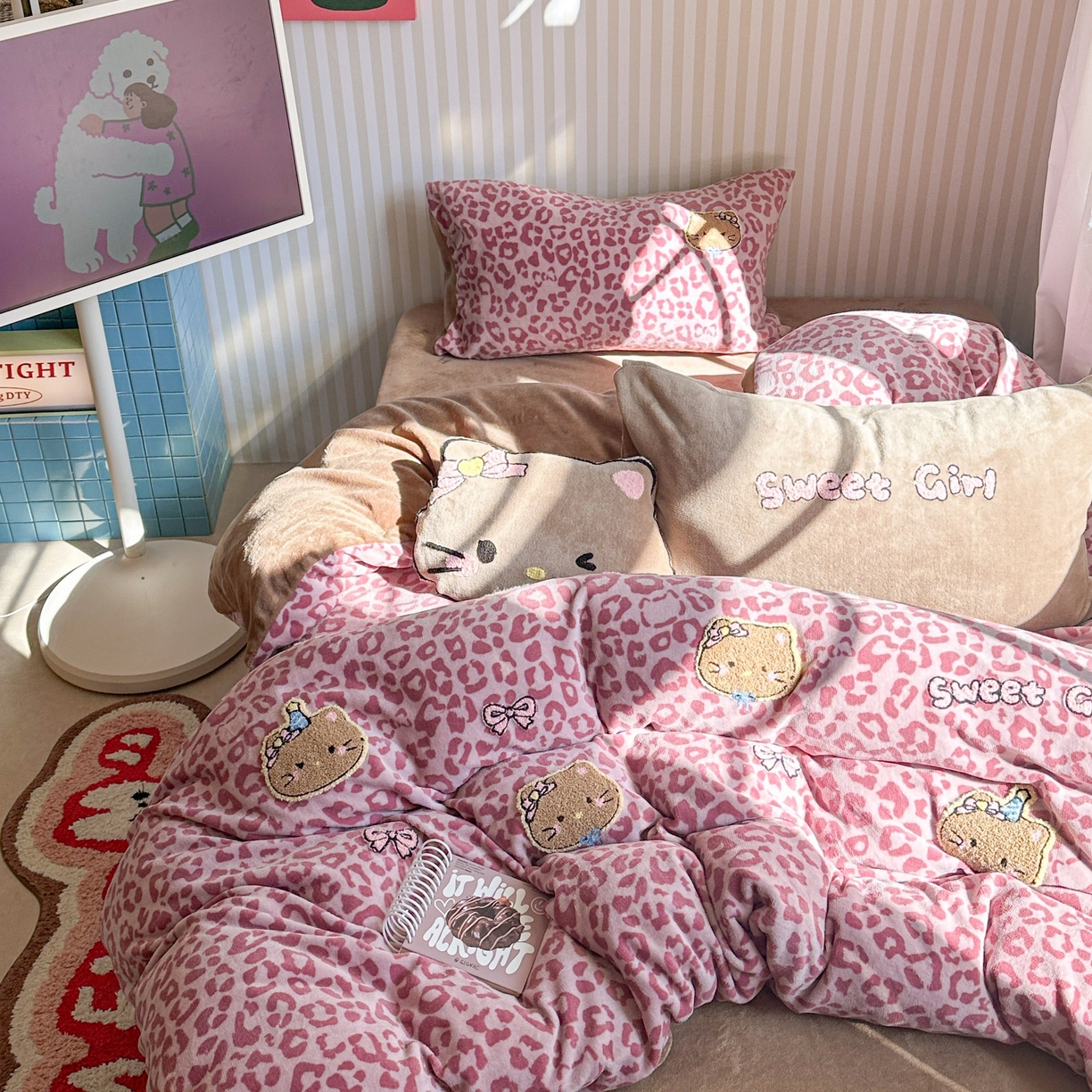 91家纺网 家纺一手货源 找家纺 眠屿家纺 2025新款加厚牛奶绒毛巾绣蝴蝶猫四件套 猫咪多多-粉