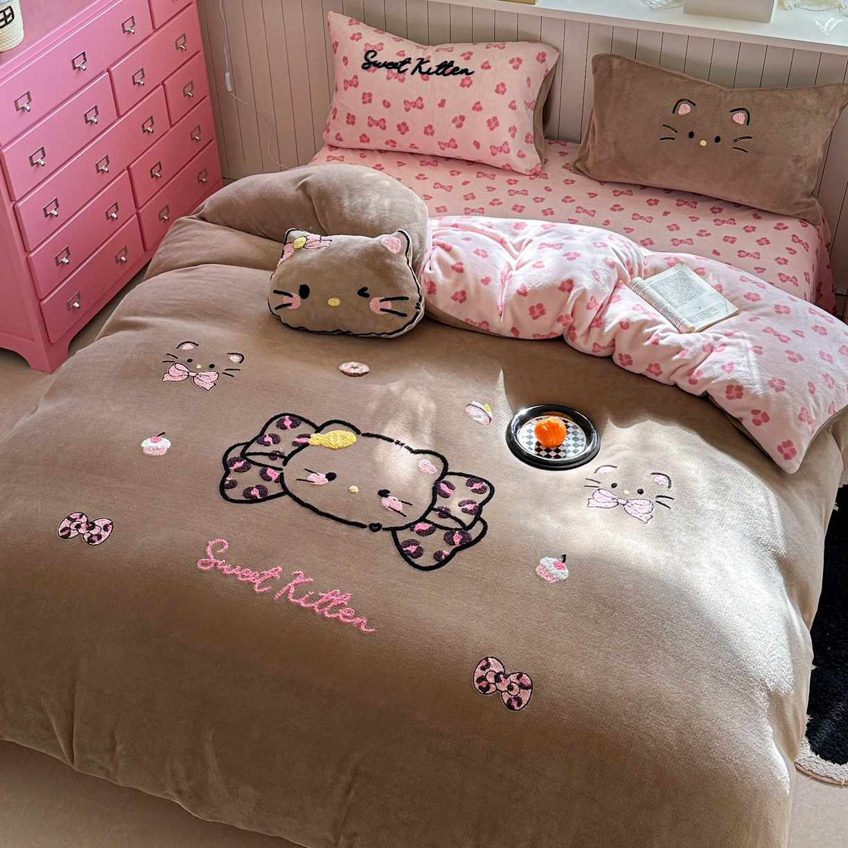 91家纺网 家纺一手货源 找家纺 眠屿家纺 2025新款加厚牛奶绒毛巾绣蝴蝶猫四件套 蝴蝶结猫咪-咖