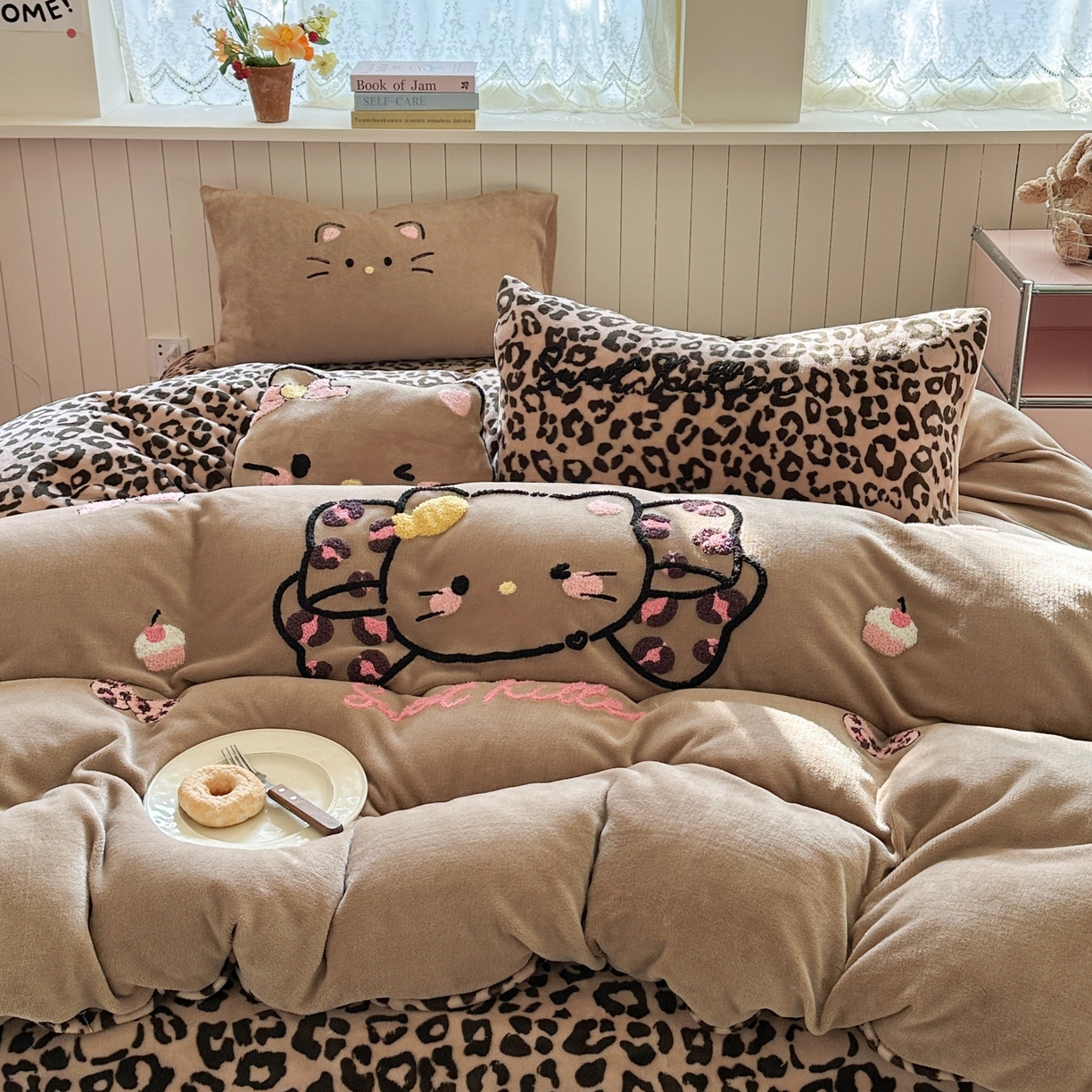 91家纺网 家纺一手货源 找家纺 眠屿家纺 2025新款加厚牛奶绒毛巾绣蝴蝶猫四件套 蝴蝶结猫咪-豹纹