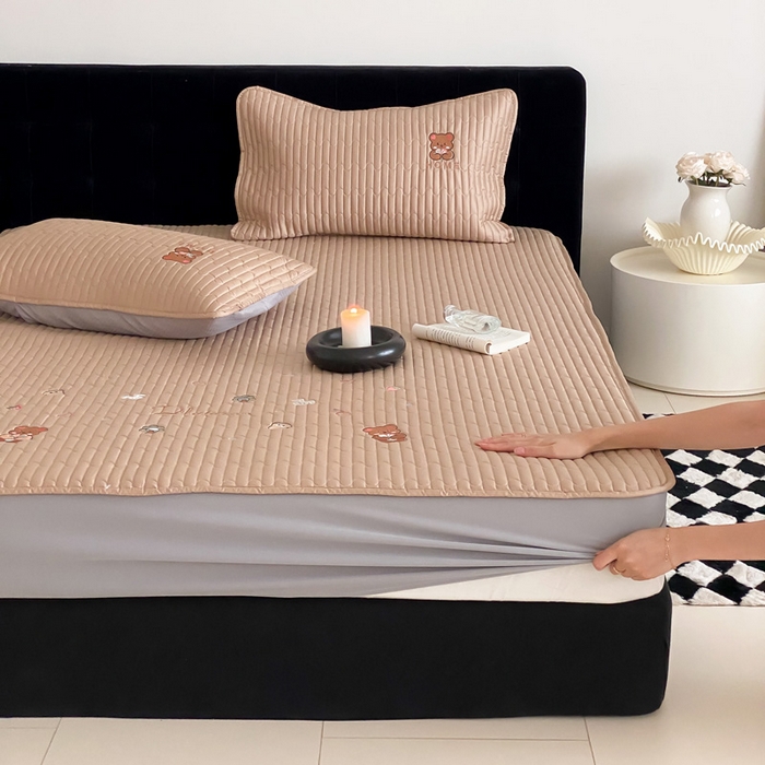 91家纺网 家纺一手货源 找家纺 （总）咏绒家纺工厂店 2025新品50S双股全棉长绒棉刺绣绗缝夹棉床笠床垫保护罩三件套