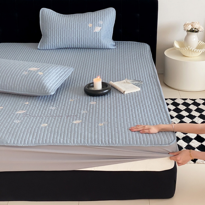 91家纺网 家纺一手货源 找家纺 （总）咏绒家纺工厂店 2025新品50S双股全棉长绒棉刺绣绗缝夹棉床笠床垫保护罩三件套