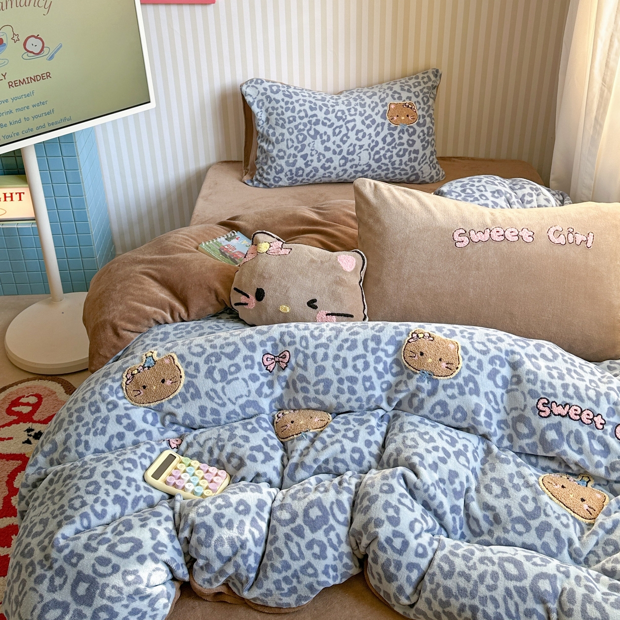 91家纺网 家纺一手货源 找家纺 眠屿家纺 2025新款加厚牛奶绒毛巾绣蝴蝶猫四件套 猫咪多多-蓝