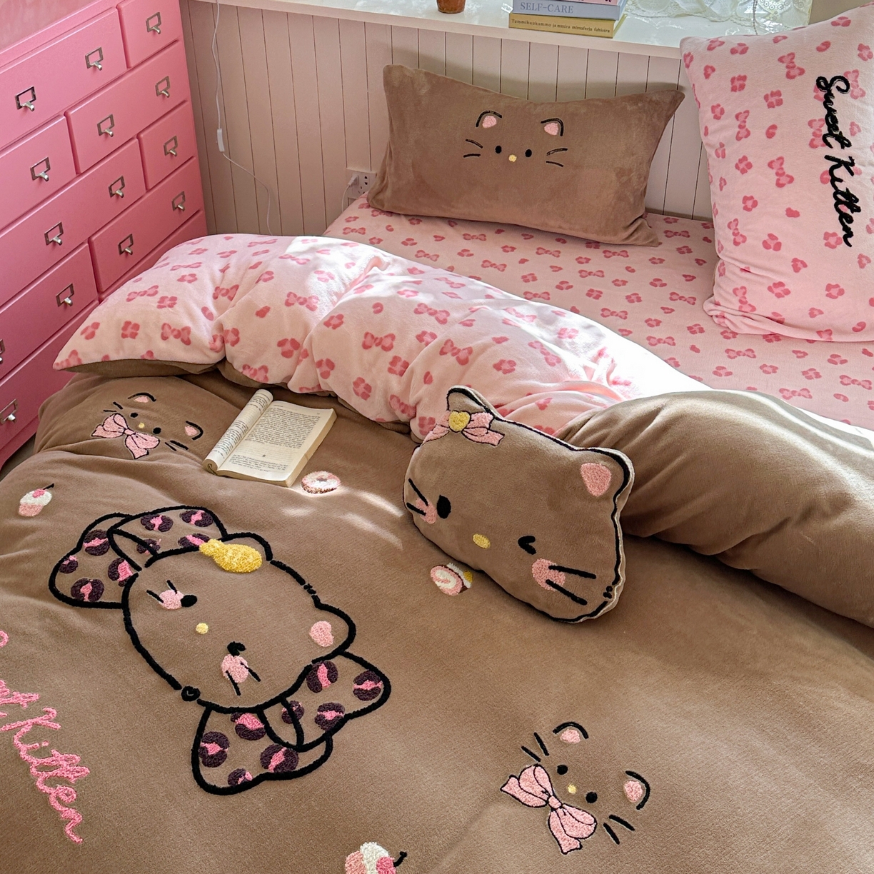 91家纺网 家纺一手货源 找家纺 眠屿家纺 2025新款加厚牛奶绒毛巾绣蝴蝶猫四件套 蝴蝶结猫咪-咖