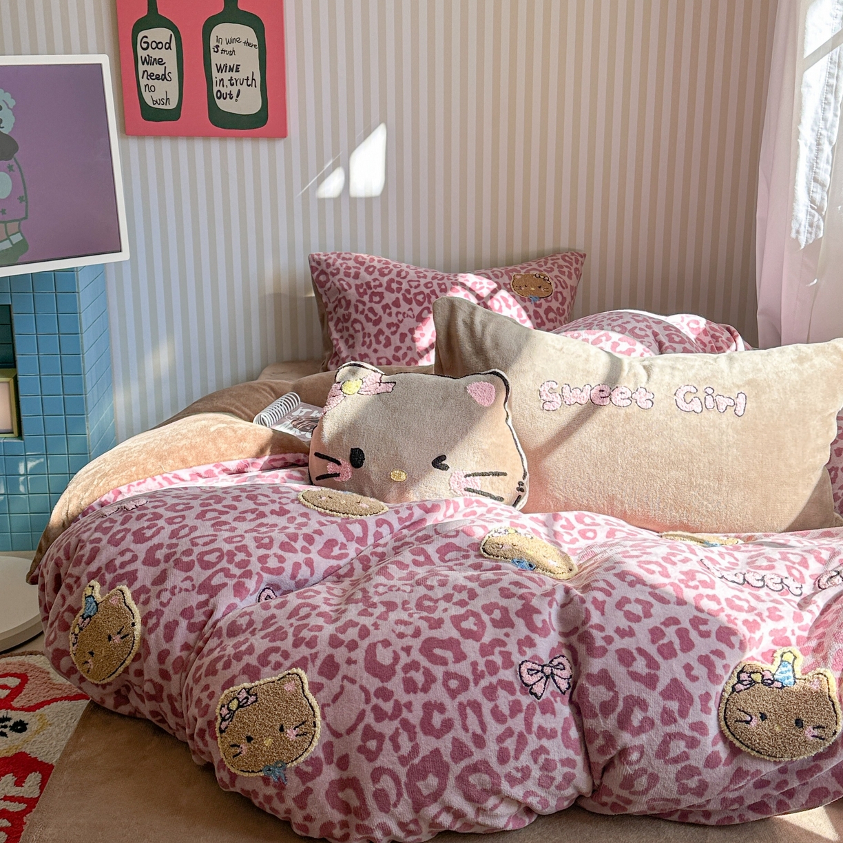 91家纺网 家纺一手货源 找家纺 眠屿家纺 2025新款加厚牛奶绒毛巾绣蝴蝶猫四件套 猫咪多多-粉