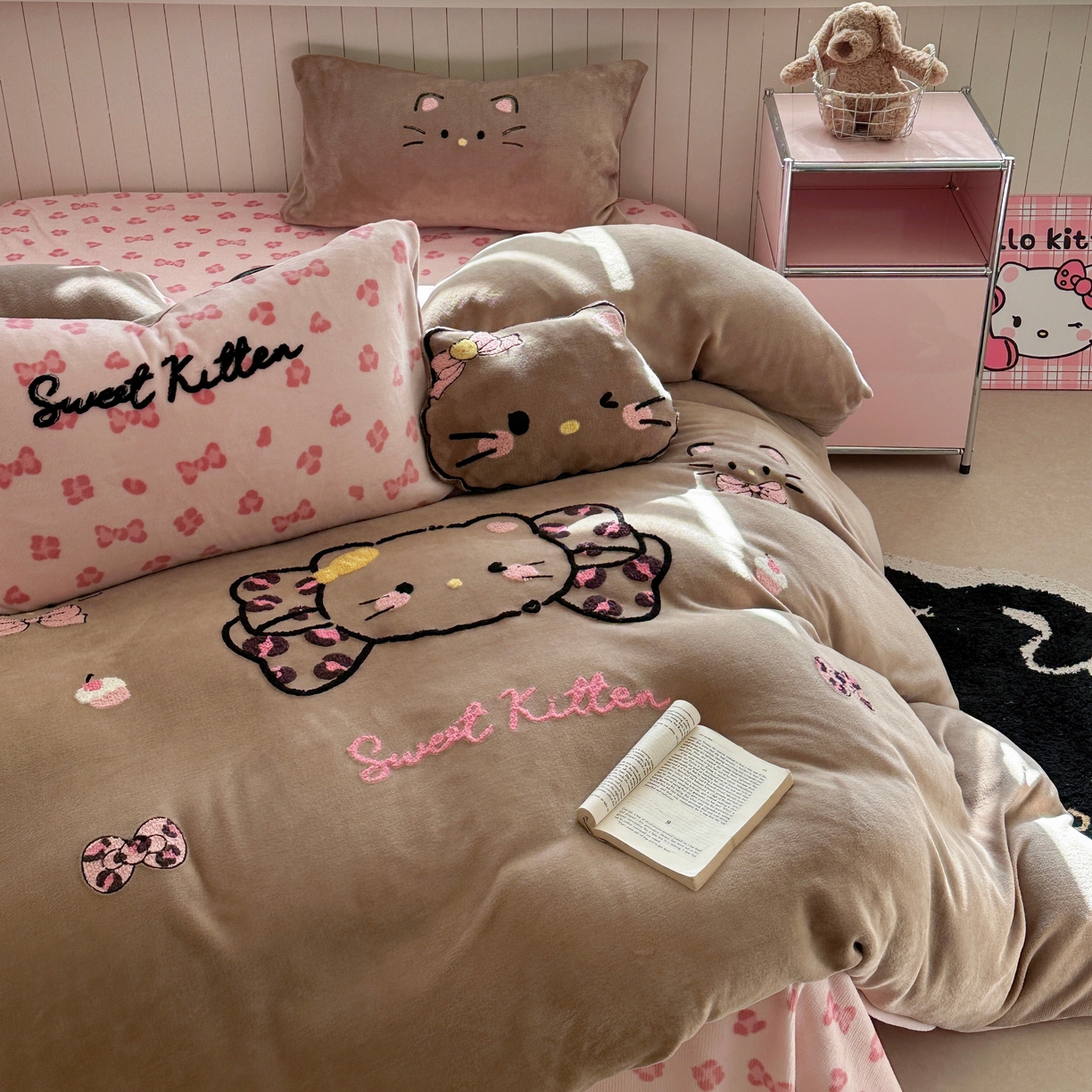 91家纺网 家纺一手货源 找家纺 眠屿家纺 2025新款加厚牛奶绒毛巾绣蝴蝶猫四件套 蝴蝶结猫咪-咖