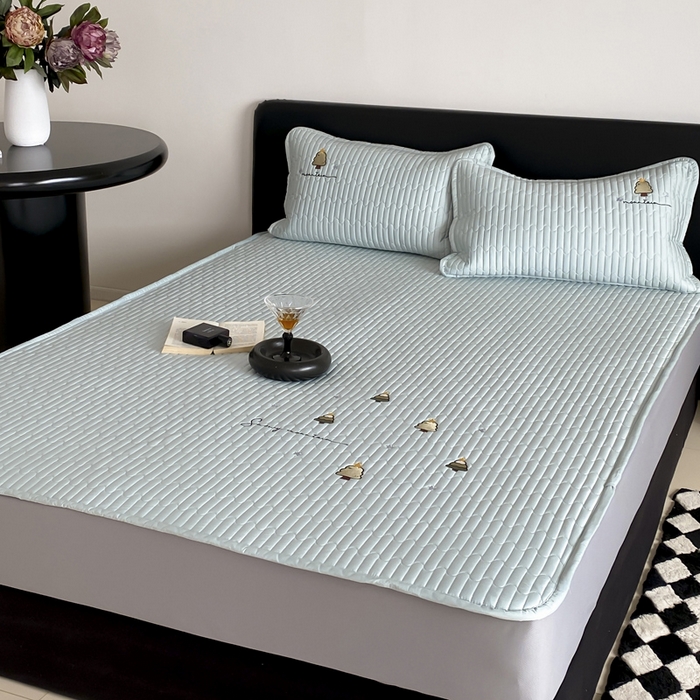 91家纺网 家纺一手货源 找家纺 咏绒家纺工厂店 2025新品50S双股全棉长绒棉刺绣绗缝夹棉床笠床垫保护罩三件套 海清绿