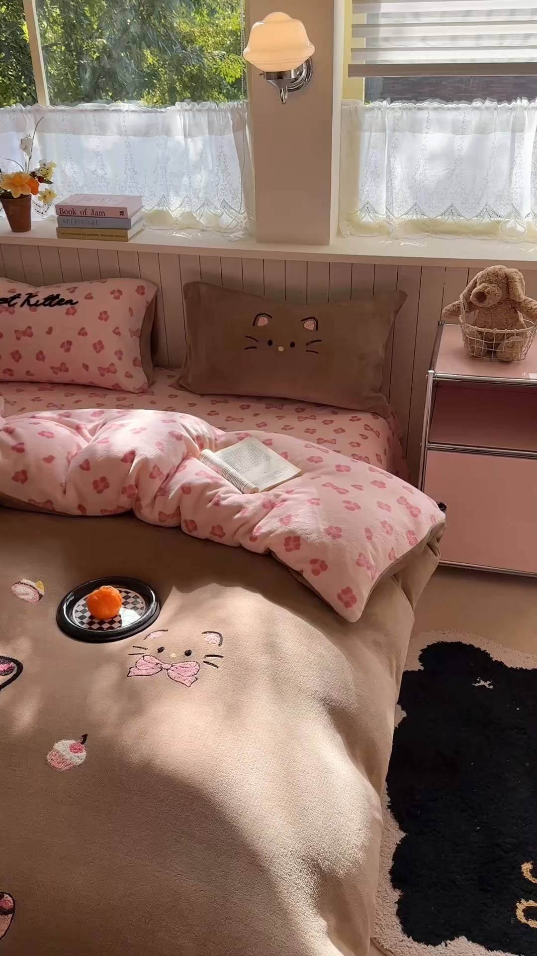 91家纺网 家纺一手货源 找家纺 眠屿家纺 2025新款加厚牛奶绒毛巾绣蝴蝶猫四件套 蝴蝶结猫咪-咖