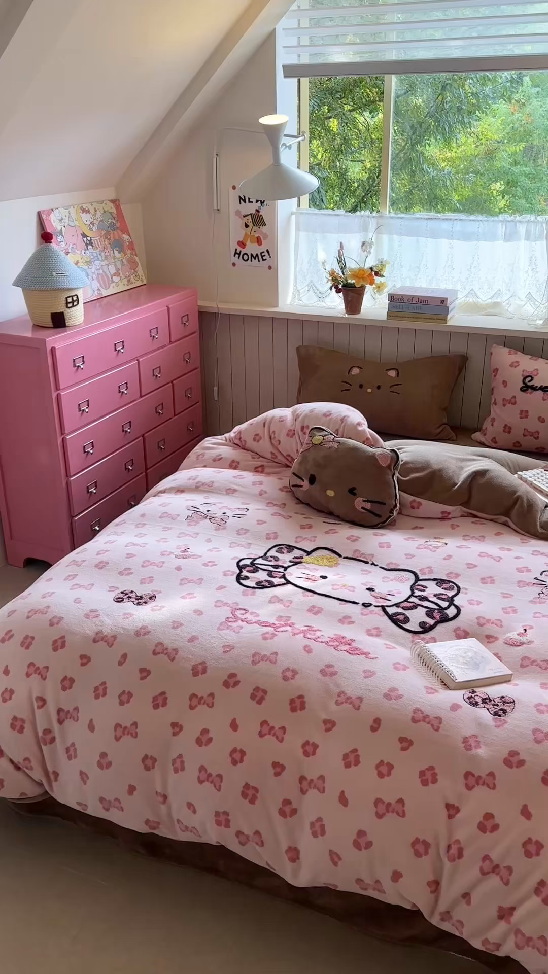 91家纺网 家纺一手货源 找家纺 眠屿家纺 2025新款加厚牛奶绒毛巾绣蝴蝶猫四件套 蝴蝶结猫咪-粉