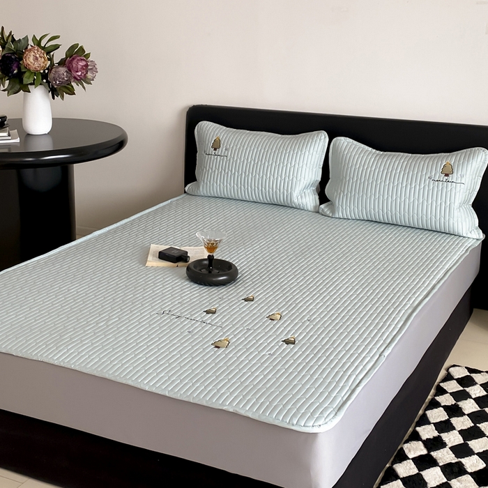 91家纺网 家纺一手货源 找家纺 咏绒家纺工厂店 2025新品50S双股全棉长绒棉刺绣绗缝夹棉床笠床垫保护罩三件套 海清绿