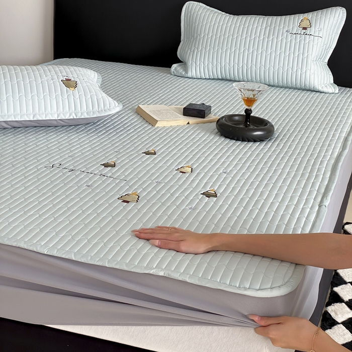 91家纺网 家纺一手货源 找家纺 咏绒家纺工厂店 2025新品50S双股全棉长绒棉刺绣绗缝夹棉床笠床垫保护罩三件套 海清绿